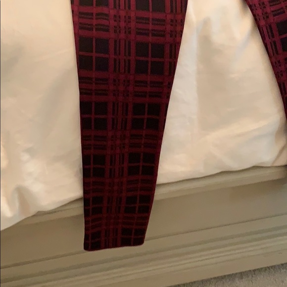 Romeo and Juliet Couture red/black plaid leggings - Picture 4 of 6